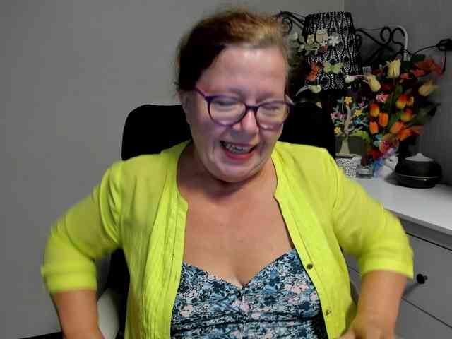 flirty-adele bongacams live cam model
