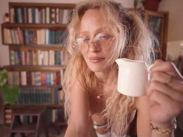 HEYBANANA bongacams live cam model