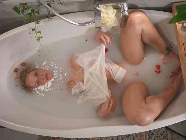 HEYBANANA bongacams live cam model