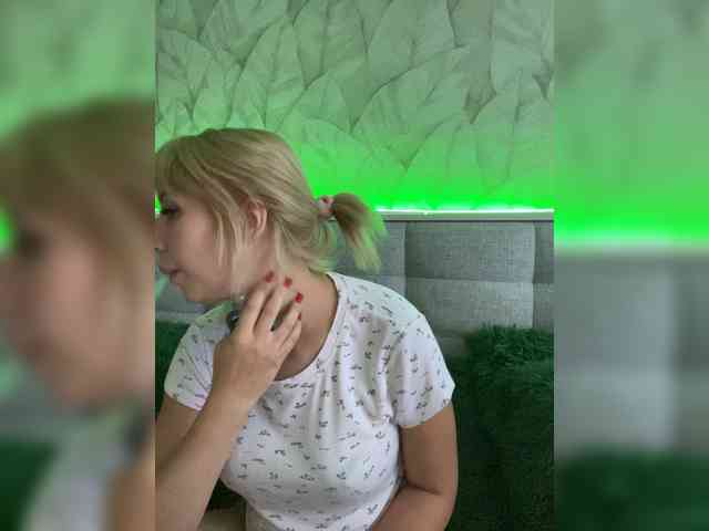 MiaLiaHot bongacams live cam model