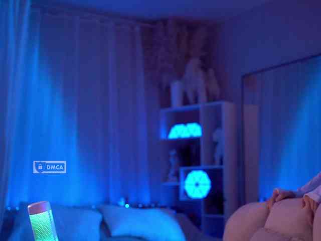 HoneyCherry bongacams live cam model
