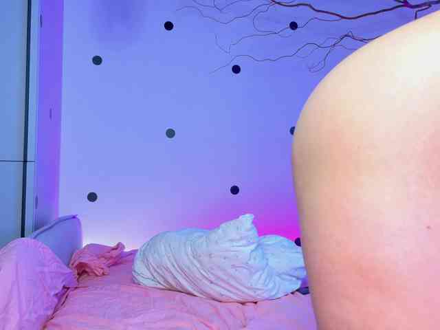 LinaStones bongacams live cam model