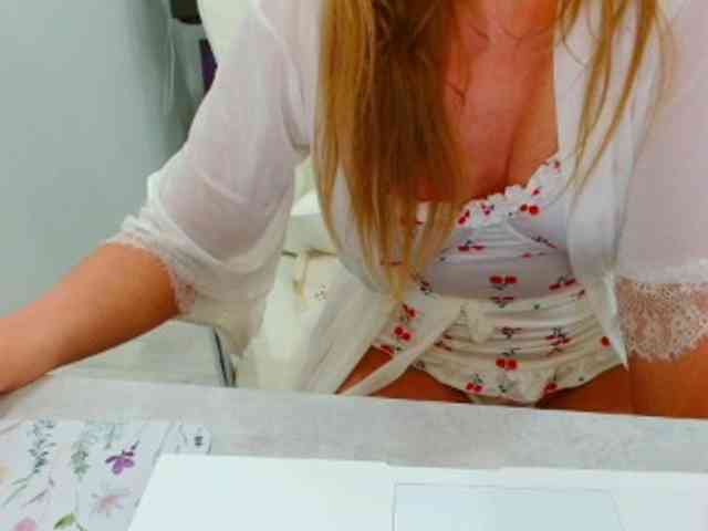 JuicyGloss bongacams live cam model