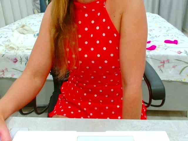 JuicyGloss bongacams live cam model