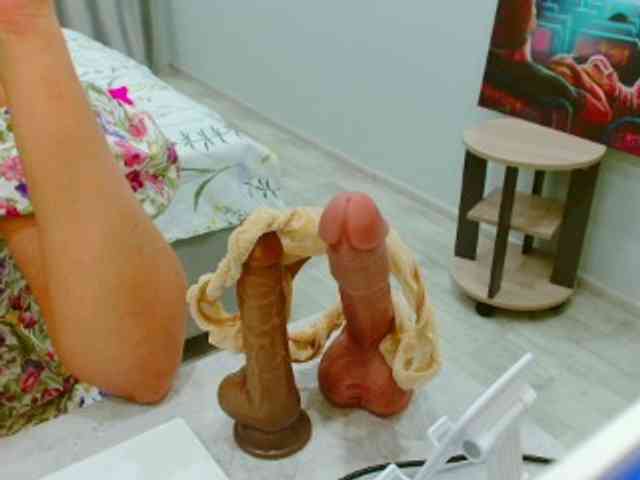 JuicyGloss bongacams live cam model
