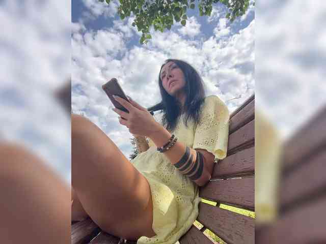 KarolinaMilf bongacams live cam model