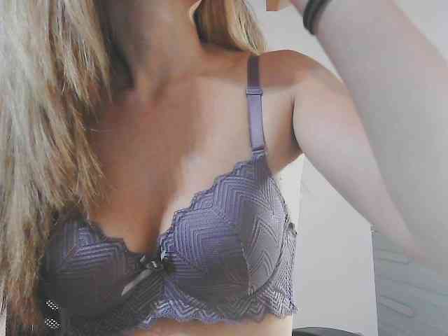 slady-pretty bongacams live cam model