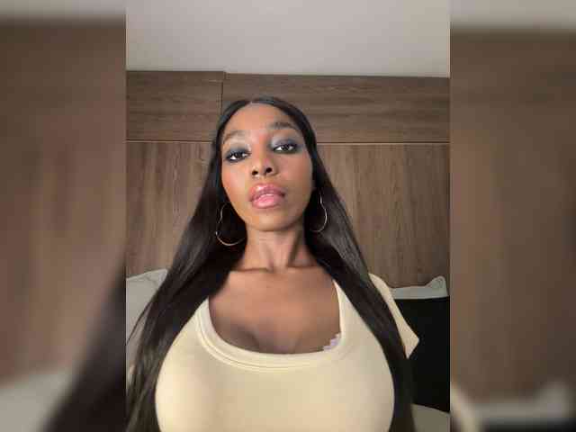 Anaisbeily bongacams live cam model