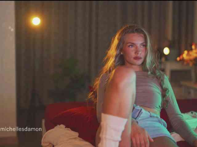 Astriad bongacams live cam model