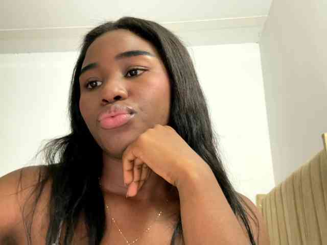 Girlstrong bongacams live cam model