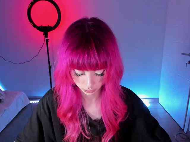 mnepohuyy bongacams live cam model