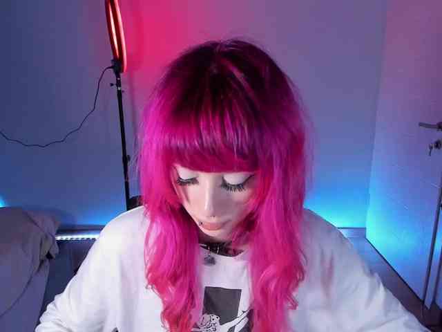 mnepohuyy bongacams live cam model