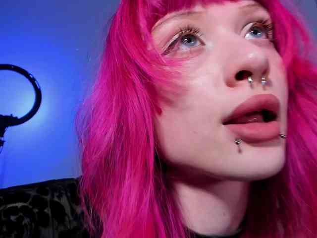 mnepohuyy bongacams live cam model
