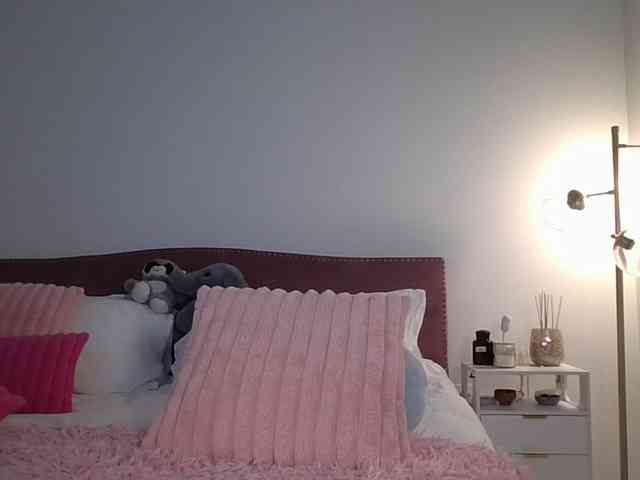 NicoleSarahX bongacams live cam model