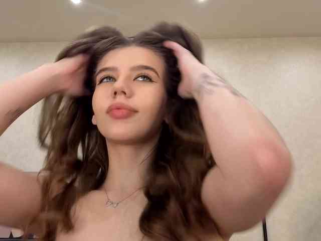 dolly-ll bongacams live cam model
