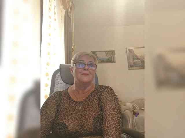 KarinkaSweet bongacams live cam model