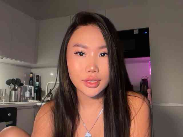 kisadia bongacams live cam model