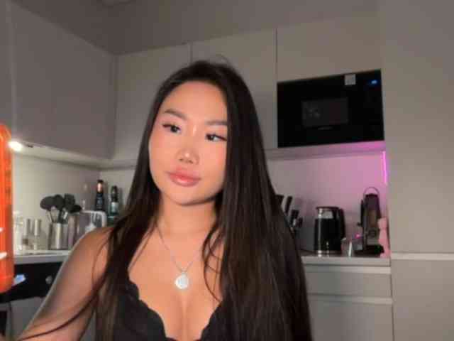 kisadia bongacams live cam model