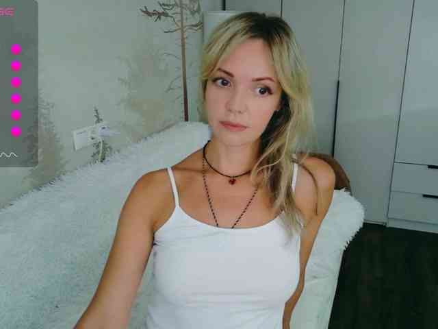 Kissz bongacams live cam model