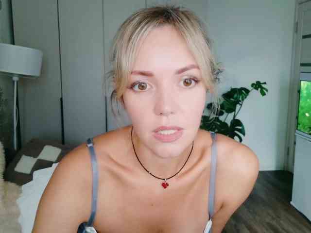 Kissz bongacams live cam model