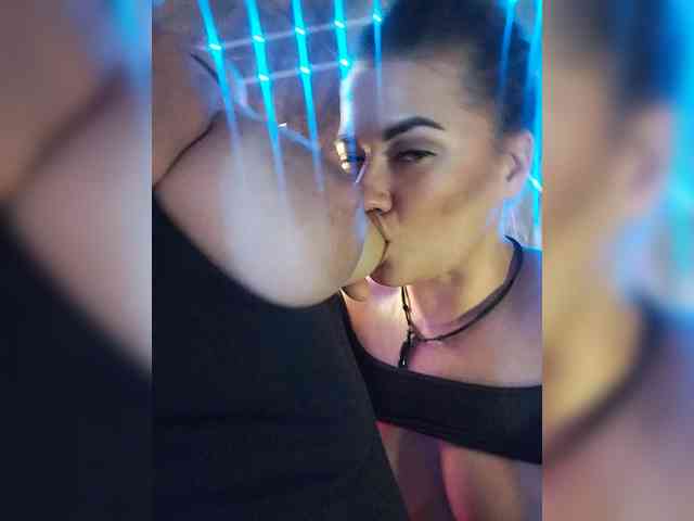 2Laski2 bongacams live cam model