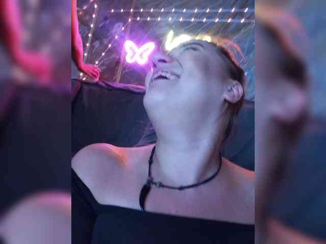 2Laski2 bongacams live cam model