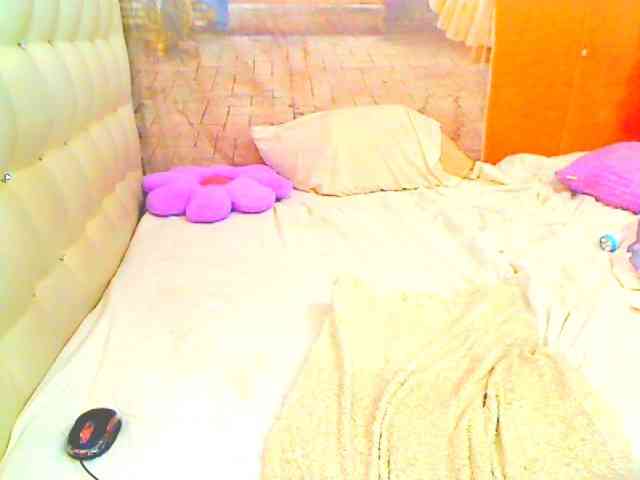 HOTLILLIE bongacams live cam model