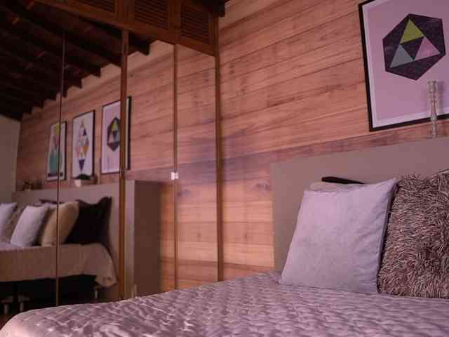IzzyWild bongacams live cam model