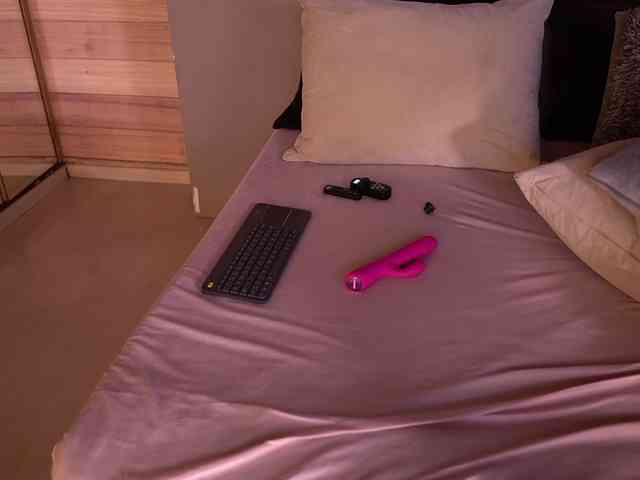IzzyWild bongacams live cam model