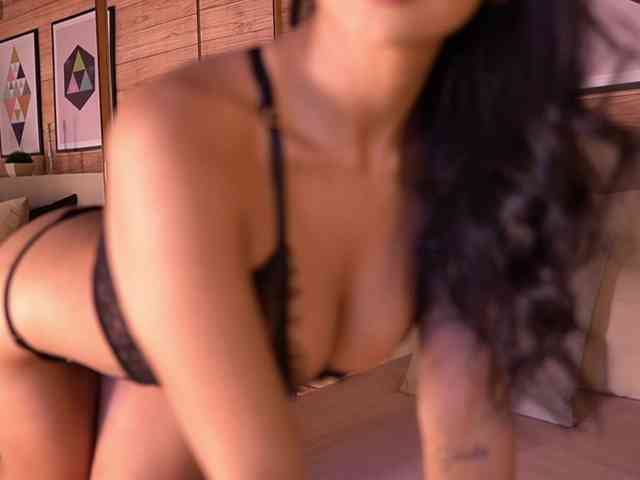 IzzyWild bongacams live cam model