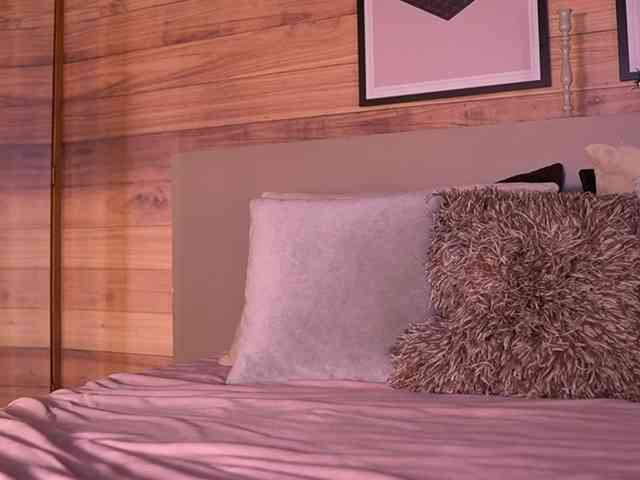 IzzyWild bongacams live cam model