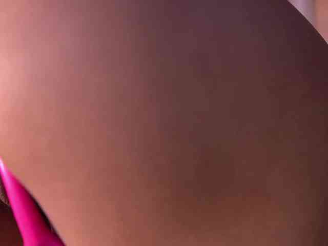 IzzyWild bongacams live cam model