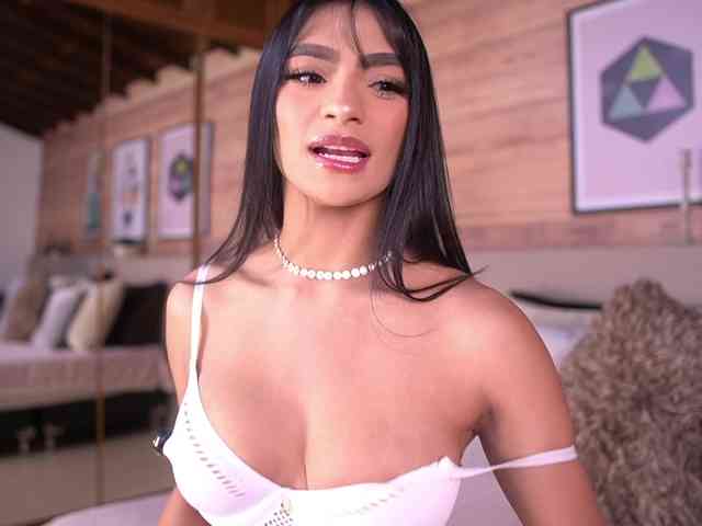 IzzyWild bongacams live cam model