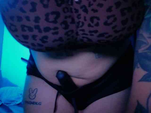 Miacanelaxo bongacams live cam model