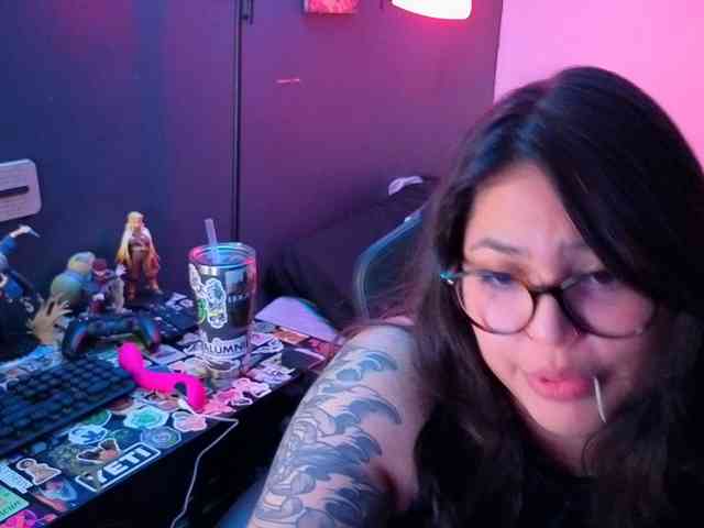 Miacanelaxo bongacams live cam model