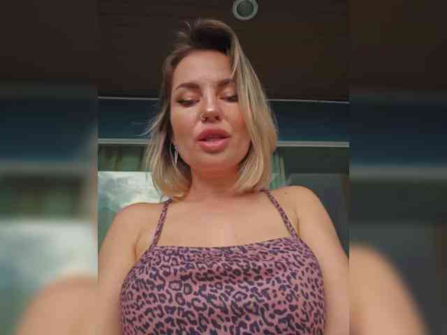 MinniMia bongacams live cam model