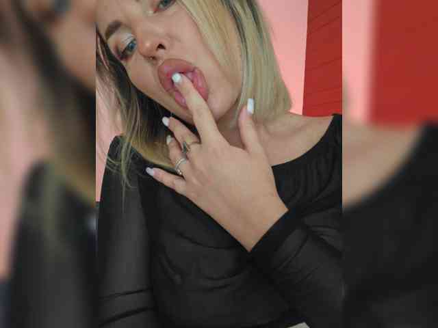 MinniMia bongacams live cam model