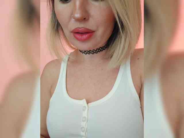 MinniMia bongacams live cam model
