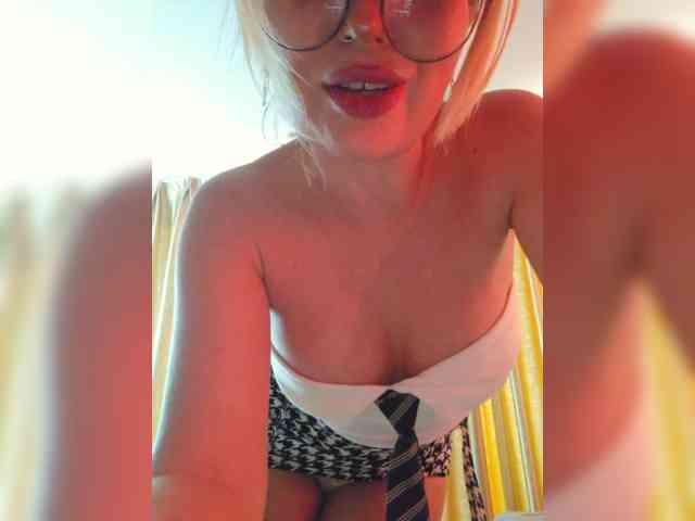MinniMia bongacams live cam model