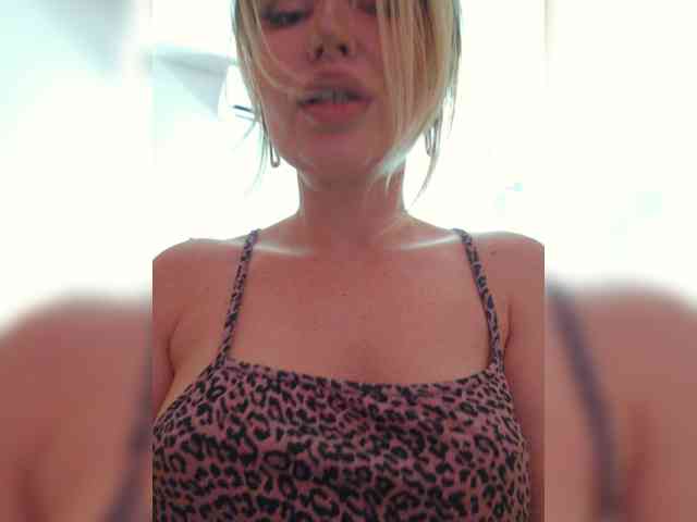 MinniMia bongacams live cam model