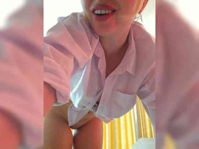 MinniMia bongacams live cam model