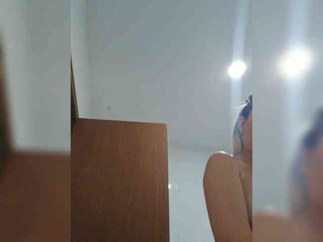 MinniMia bongacams live cam model