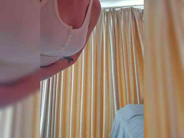 MinniMia bongacams live cam model