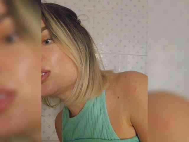MinniMia bongacams live cam model