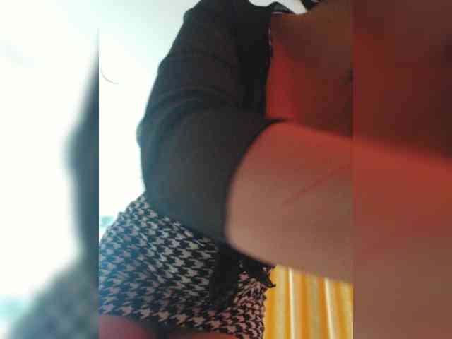 MinniMia bongacams live cam model