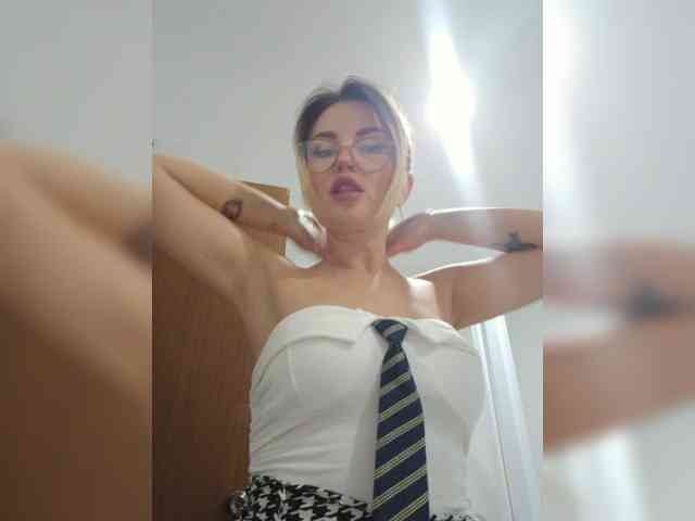 MinniMia bongacams live cam model