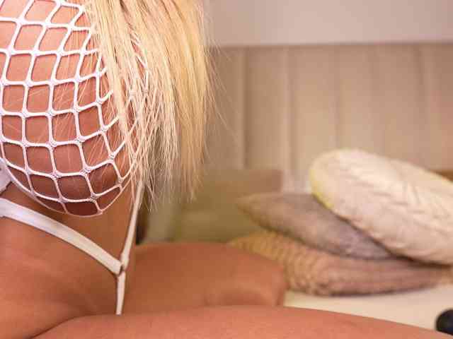 Saryhott bongacams live cam model