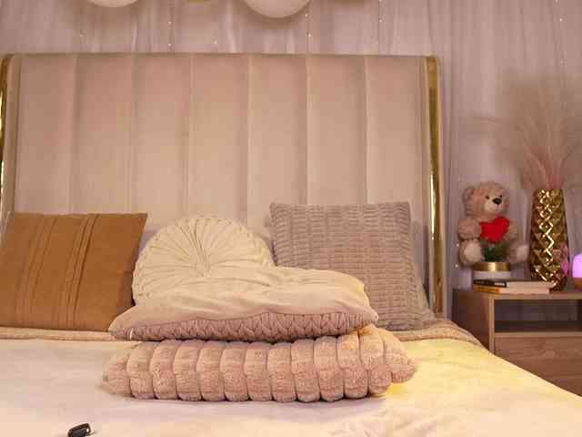 Saryhott bongacams live cam model