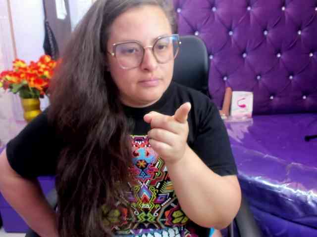 SaraThonson bongacams live cam model