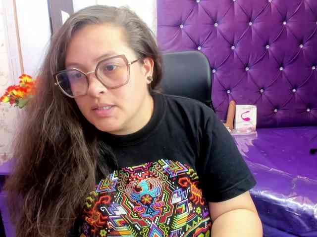 SaraThonson bongacams live cam model